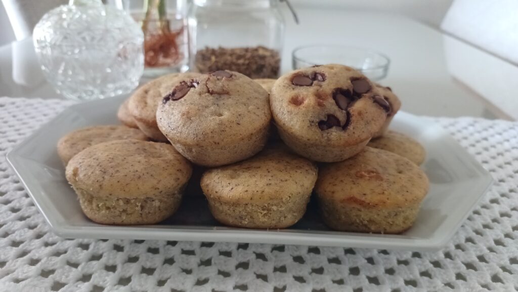 Essa receita de Bolinho de Laranja Sem Glúten e Sem Lactose é ideal para um lanche saudável, inclusive para crianças com intolerâncias alimentares. Fofinho, úmido e cheio de sabor!