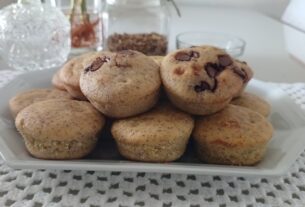 Essa receita de Bolinho de Laranja Sem Glúten e Sem Lactose é ideal para um lanche saudável, inclusive para crianças com intolerâncias alimentares. Fofinho, úmido e cheio de sabor!