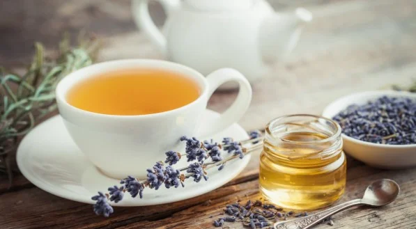 Melatonina e chá de camomila como solução para sono ruim