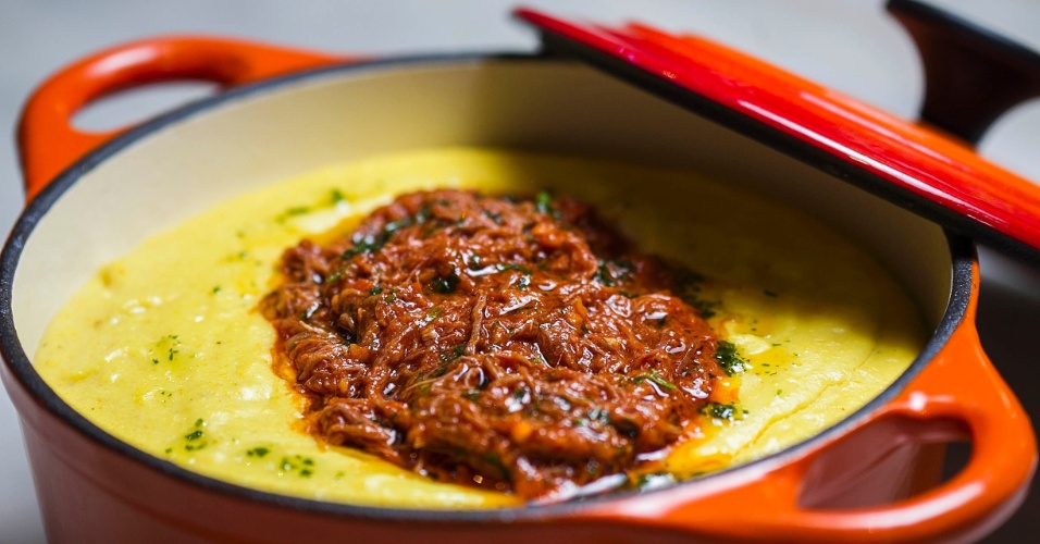Aprenda uma deliciosa receita de polenta cremosa com ragu de carne.