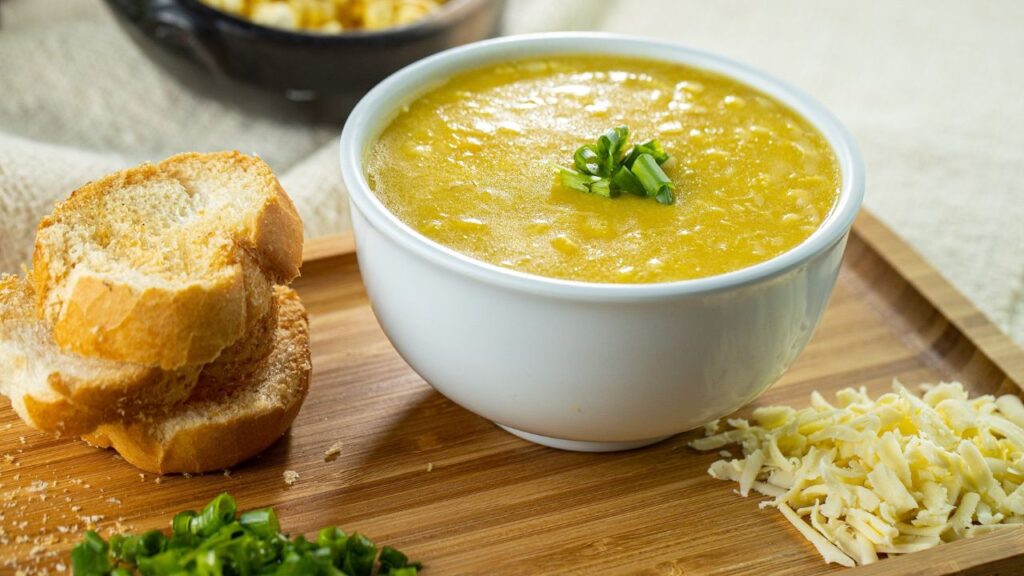 Aprenda a fazer um caldo de milho com frango cremoso, nutritivo e sem glúten. Ideal para um jantar leve, prático e cheio de sabor.